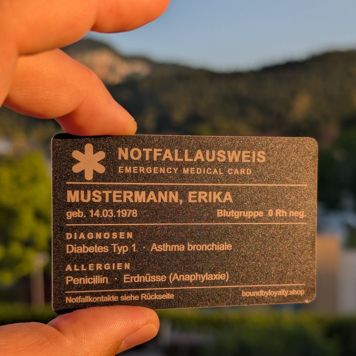 Notfallausweis aus Metall mit Gravur – Vorderseite mit Diagnosen, Allergien und Blutgruppe