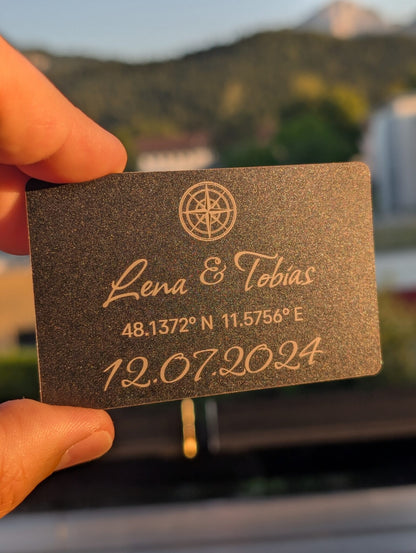 Personalisierte Brieftaschen-Karte aus Metall mit Gravur - Kompass und Koordinaten