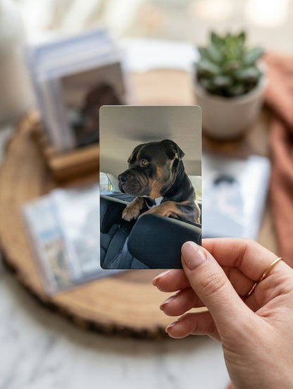 Fotokarte aus Metall mit Foto in Farbe im Portemonnaie